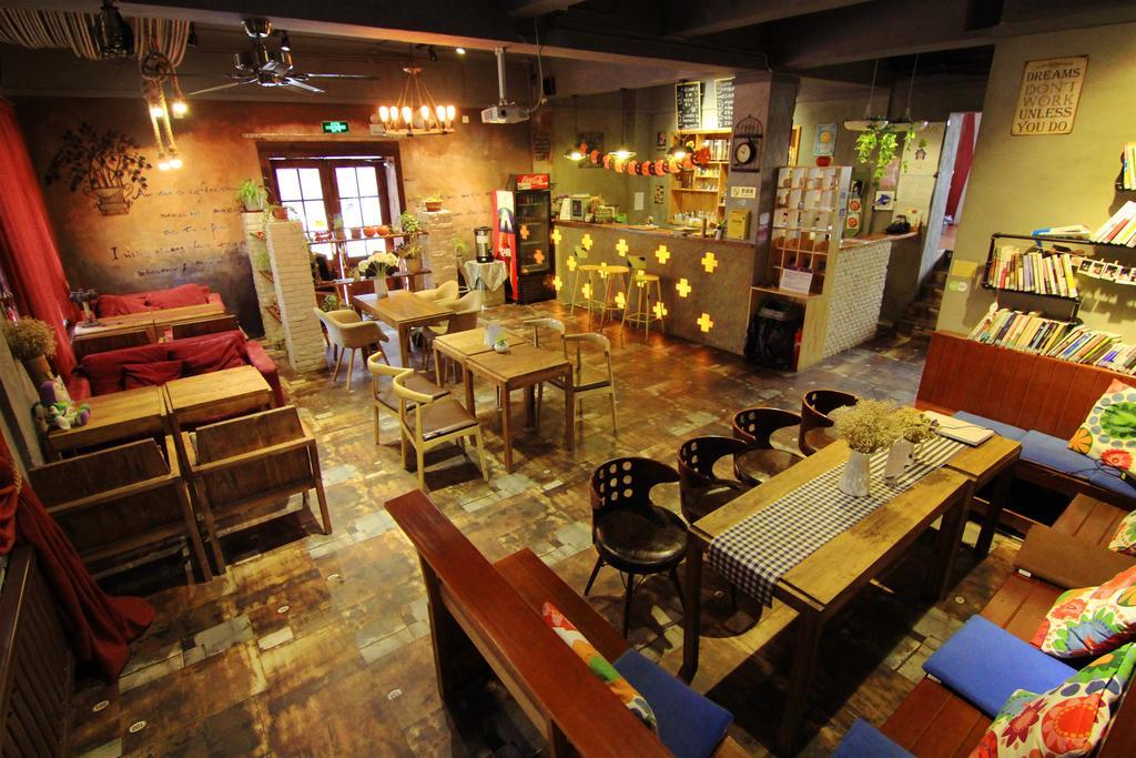 Dalian Buzz Light Year Youth Hostel Buitenkant foto